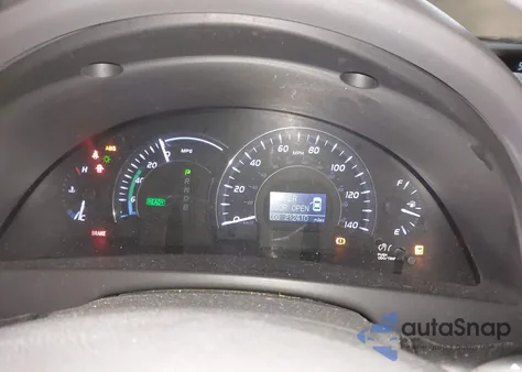 2011 Toyota Camry Hybrid z USA, uszkodzony, nr VIN 4T1BB3EK0BU136652